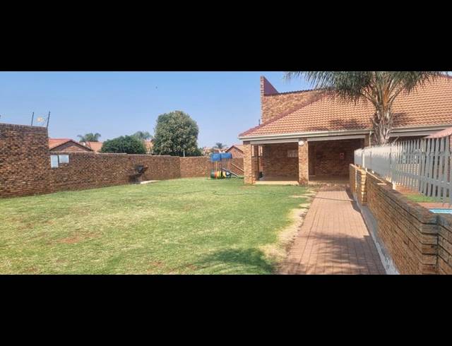 2 BEDROOM TOWNHOUSE FOR SALE IN ELDORAIGNE